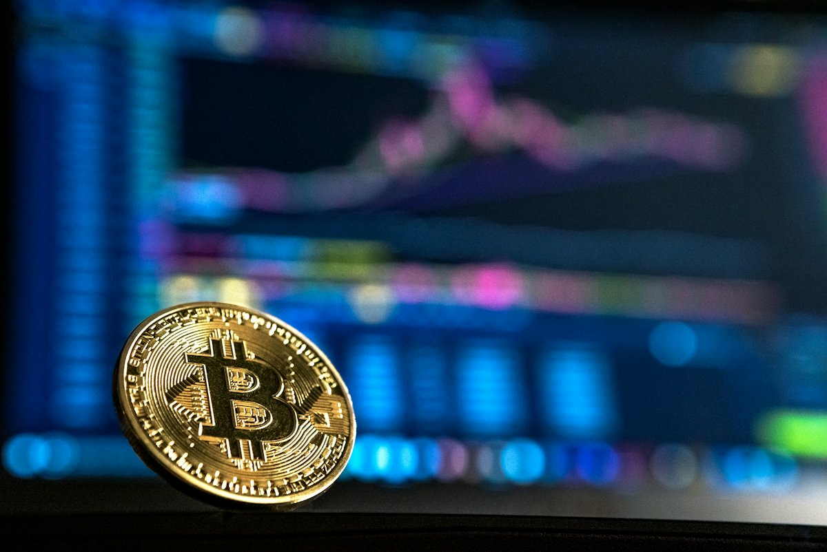 螢幕前的金色比特幣