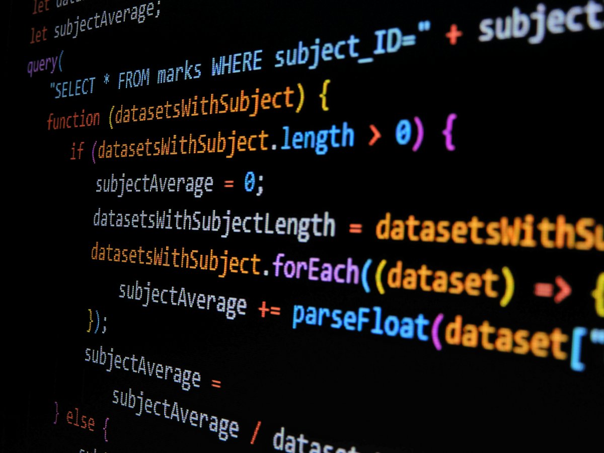 深色螢幕上的 JavaScript 程式碼
